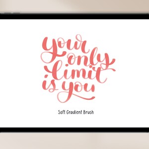 以下が含まれることがあります： デジタルタブレットの画面に、ソフトピンクのグラデーションブラシフォントで「Your only limit is you」というテキストが表示されています。テキストは白い背景の中央に配置されています。「Soft Gradient Brush」というテキストがテキストの下に表示されています。