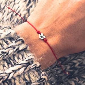 Pulsera de plata inicial de corazón pequeño, pulsera de alfabeto, pulsera de letras, pulsera de amistad, pulsera de pedir un deseo, pulsera de cordón rojo