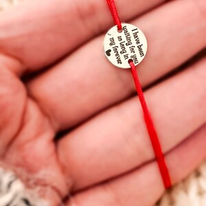 Può includere: Braccialetto di corda rossa con un ciondolo d'argento che recita "Ti ho aspettato così a lungo nel mio per sempre".