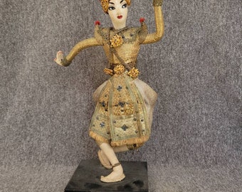 ヴィンテージのタイの踊り人形：職人による民芸品のカップル、民族衣装