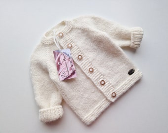 Pull pour bébé tricoté à la main/cardigan blanc/vêtements pour bébé fille/pull pour bébé garçon/tenue de retour à la maison/port pour bébé/port extérieur/alpaga