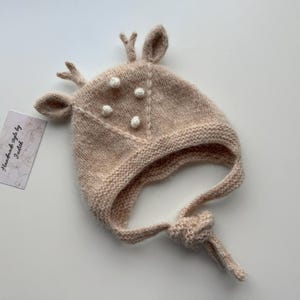Handstickad babyhjortmössa: Mössa i alpackaull från merinoull