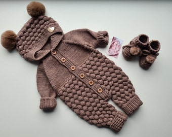 Tutina unisex per neonato e bambina lavorata a mano, realizzata in 100% lana merino, morbida, calda e ideale per neonati e bambini;