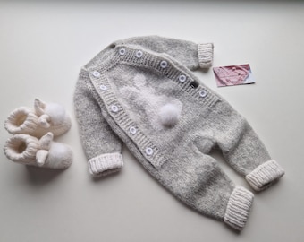 Set di tutina e stivaletti in alpaca lavorati a mano