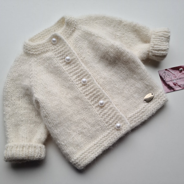 Pull pour bébé tricoté à la main / cardigan blanc / vêtements de bébé fille / pull de bébé garçon / tenue de retour à la maison / port de bébé / port extérieur / alpaga