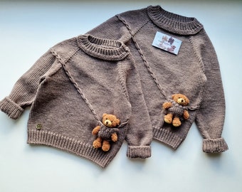Jersey de juguete para bebé de punto a mano/regalo de niña/niño presente/ropa para niños pequeños/suéter con osito de peluche/jersey de bolsillo de oso/traje de merino/agradable