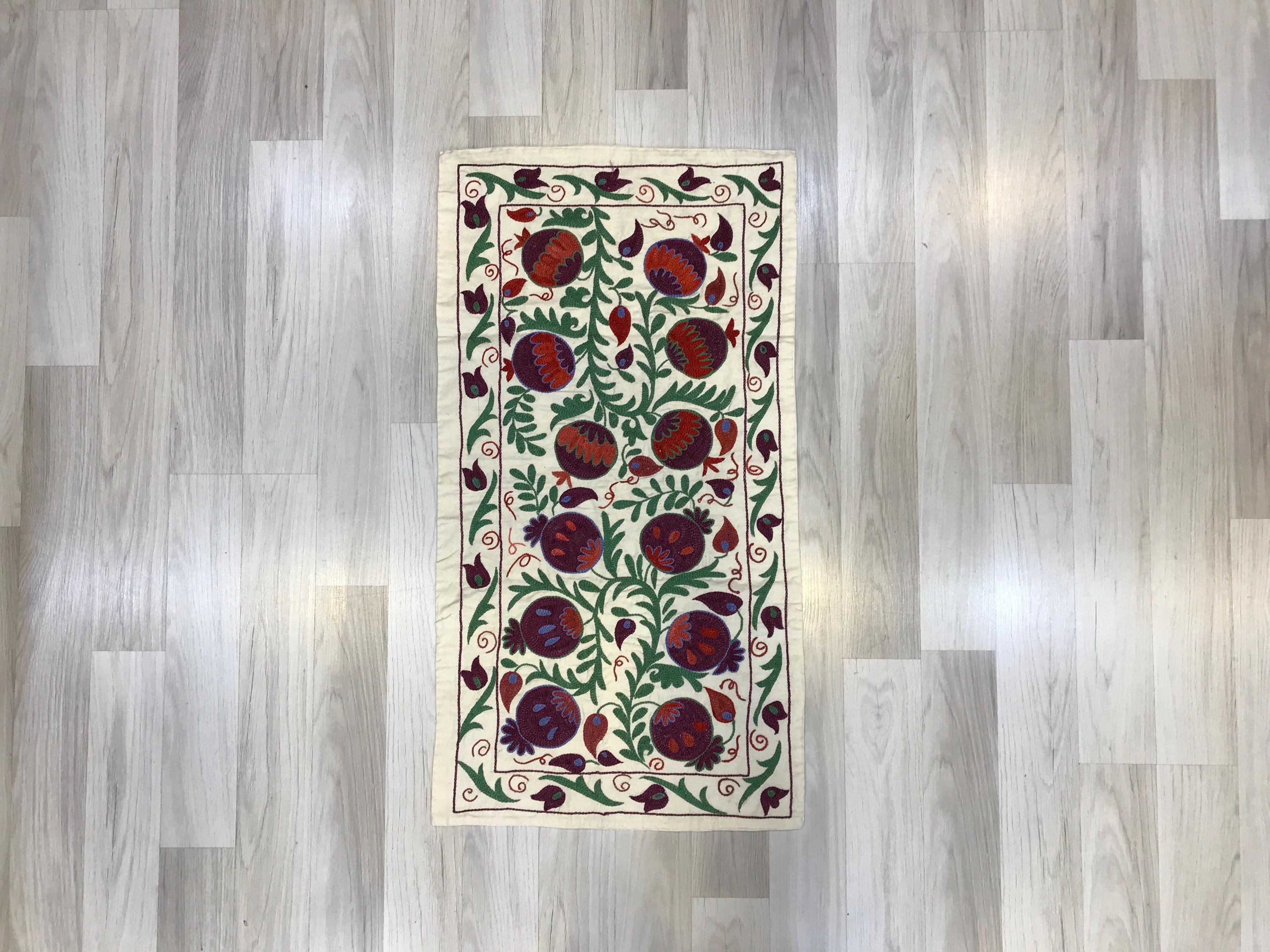 Chemin De Table Ouzbek Suzani – Rouge/Kaki – Fait Main – Brodé – 70 X 18 Pouces