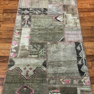 Puede incluir: Una alfombra de patchwork con una variedad de colores y patrones. La alfombra está hecha de diferentes piezas de tela que se han cosido juntas. La alfombra tiene un aspecto rústico y vintage.