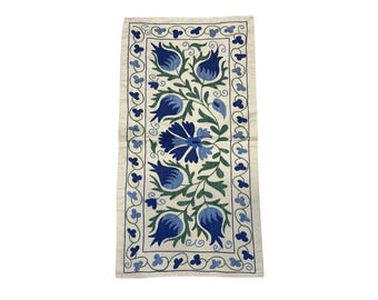 Antiker Suzani Tischläufer: Handgestickter usbekischer Wandteppich (50 x 90)