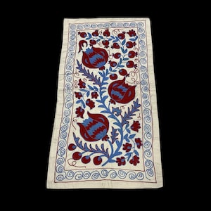 Antike Suzani Läufer, Nadelarbeit Suzani, Vintage handgemachte Tischdecke, handgemachter Wandteppich, usbekischer handbestickter Tischläufer, 50 x 90