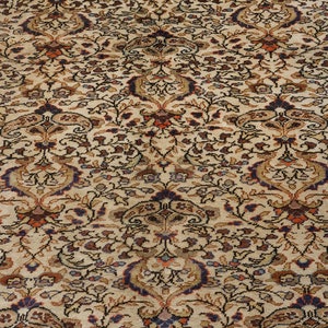 K&ouml;nnte beinhalten: Ein beiger Teppich mit einem detaillierten Blumenmuster in Braun-, Rot-, Blau- und Wei&szlig;t&ouml;nen.