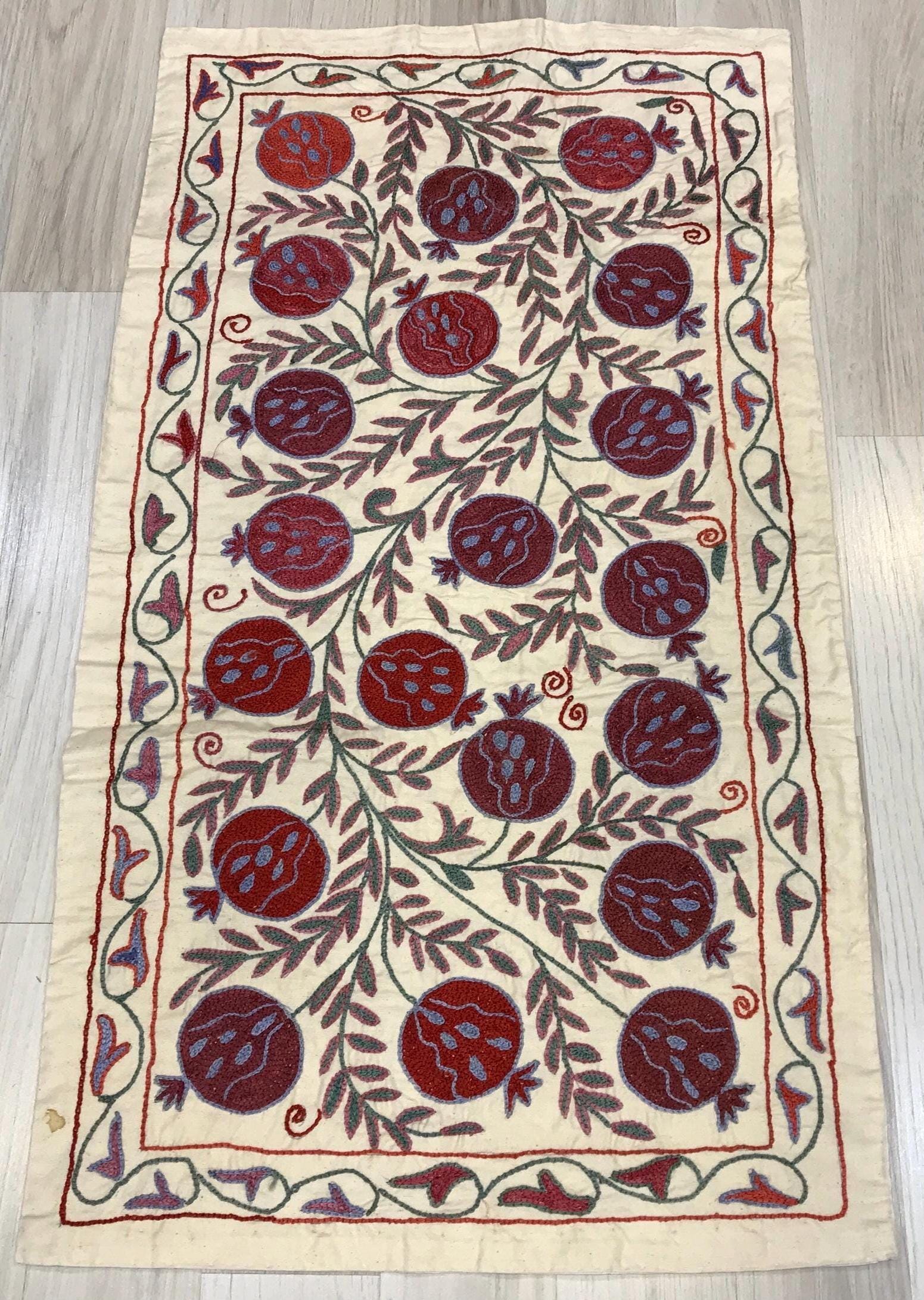 手刺繍シルク スザニ テーブルランナー：ザクロ ウズベキスタン装飾
