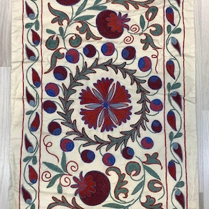 Antike Suzani Läufer, Nadelarbeit Suzani, Vintage handgemachte Tischdecke, handgemachter Wandteppich, usbekischer handbestickter Tischläufer, 50 x 90