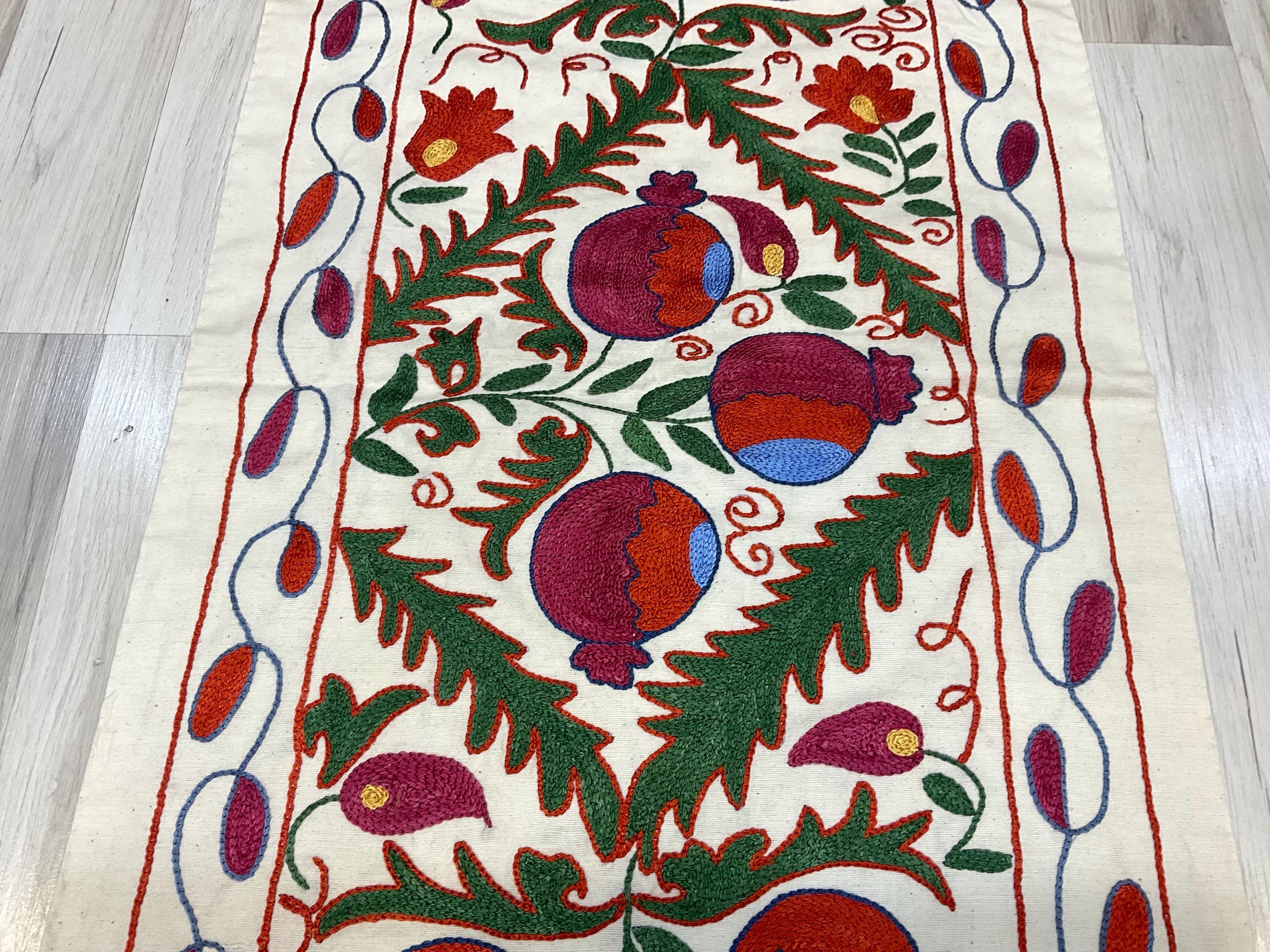 刺繍入りスザニテーブルランナー：ボヘミアンシルク装飾（50 x 90 cm