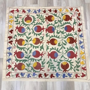 Tovaglia Suzani in seta ricamata a mano: decorazione murale in stile popolare uzbeko (90 x 90 cm)