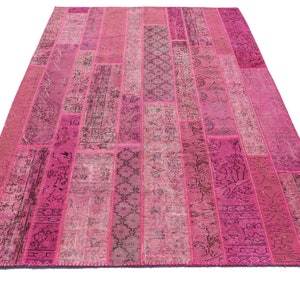 Op de afbeelding: Een roze patchwork tapijt met verschillende bloemenpatronen. Het tapijt is gemaakt van gerecyclede materialen en is perfect om elke kamer een vleugje kleur en textuur te geven.