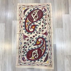 Vintage Wandteppich, Tischläufer, Handgestickt, Blumenmuster Usbekische Seide Suzani, Seidentischdecke, Seidenwanddekor, 50 x 90