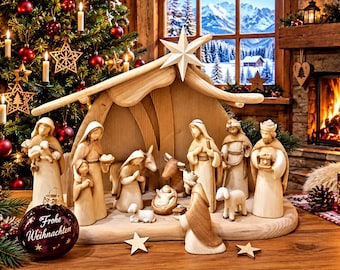 Puede incluir: Un belén de madera con figuras talladas de María, José, el niño Jesús en el pesebre, pastores, animales y los reyes magos bajo un establo coronado por una estrella. Un adorno rojo oscuro con el texto Frohe Weihnachten está cerca.