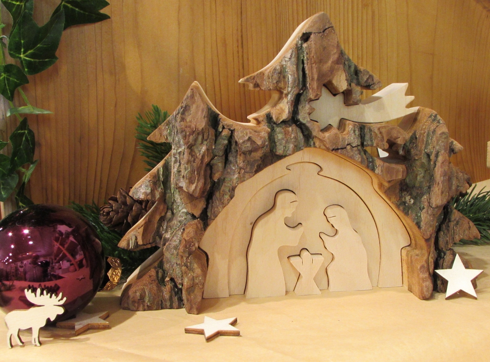 Weihnachtskrippe Krippe Holz mit Rinde / Baumform / Heilige Familie ...