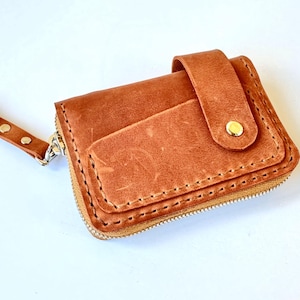 Cartera de piel hecha a mano color marrón