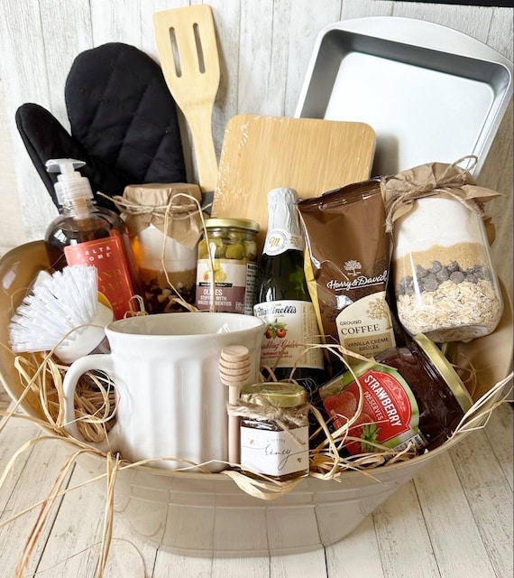 What to Put in a Kitchen Gift Basket: Ultimate Essentials Guide
