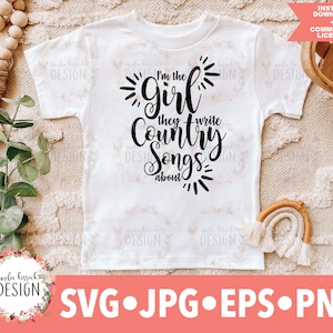 Puede incluir: Camiseta blanca con texto negro que dice "Soy la chica de la que escriben canciones country". El texto est&aacute; rodeado por un dise&ntilde;o de sol.
