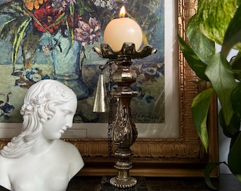 Portacandele vintage in ottone decorato con base in marmo nero e spegnicandela in ottone pendente / Regalo per l'inaugurazione della casa / ShopEleanorLouise