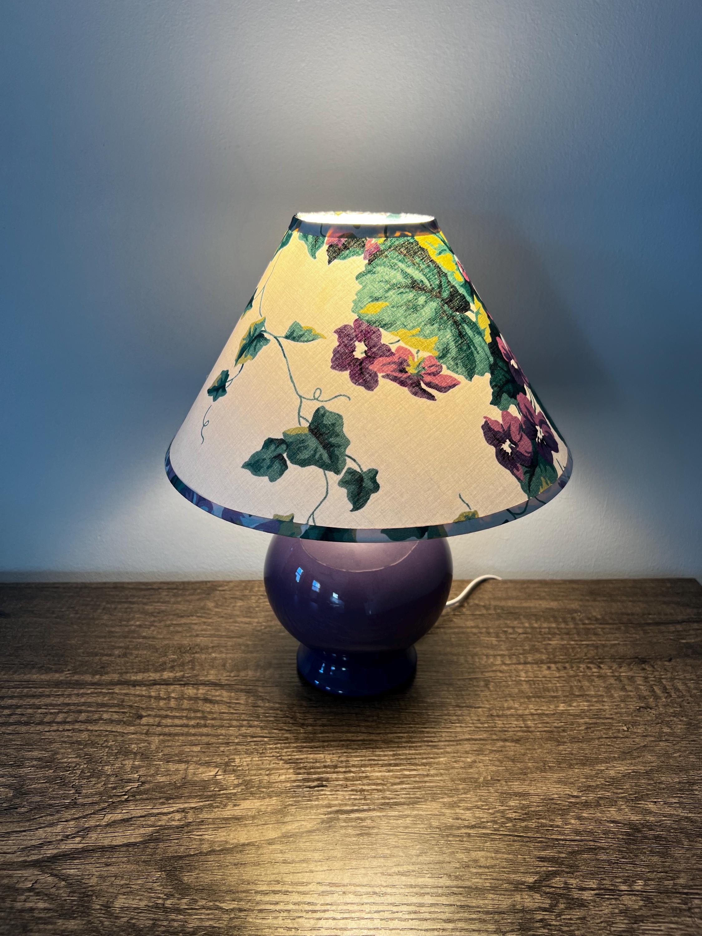 紫の花と緑の葉のランプシェードが付いたヴィンテージの紫色の