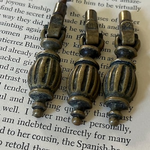 Tre pomelli per cassetti vintage in ottone a sospensione -/ Ferramenta antica / ShopEleanorLouise