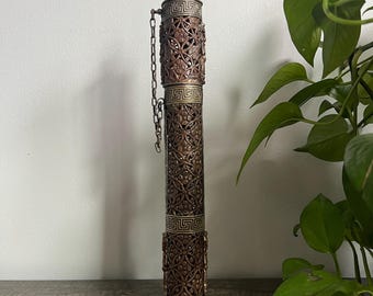 Verzierter Räucherstäbchenhalter/Rollenhalter aus Messing: Gefäß mit geketteltem Deckel