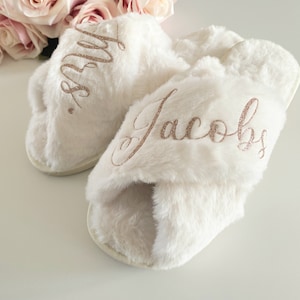 Personalisierte Braut Hausschuhe, Glitzer flauschige Schieber, Geschenke für Sie, Braut Brautjungfer Brautparty Schuhe, passende Hausschuhe