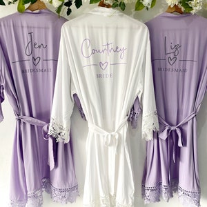 Vestaglie personalizzate viola e lilla per damigelle d&#39;onore, vestaglia da sposa, vestaglia da sposa, dettagli in pizzo di cotone sulle maniche, vestaglie taglie forti, curvy