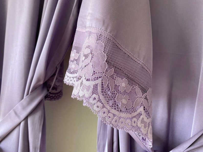 Robe de mariée lavande personnalisée, Robes de mariée, Robes de chambre de demoiselle d'honneur, Robe de chambre de mariage, Robe de mariée en satin, Manches en dentelle image 5