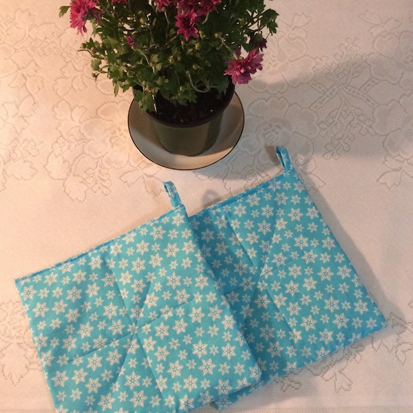 Snowflake Pot Holder Set of Two, Winter/Holiday Decor, Kitchen Decor, Hot pads, Blue and white, Easy Care.