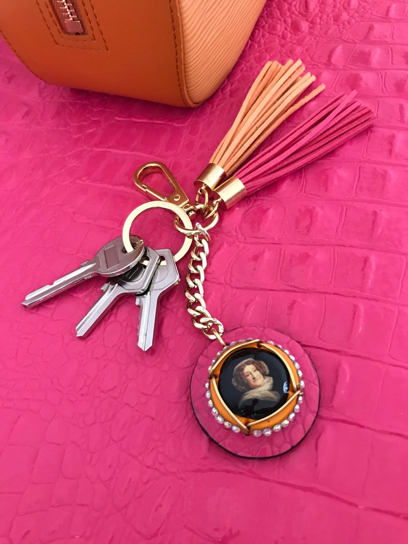 Hirondel Porte Clef M\u00e9daillon avec capsule de champagne Veuve Clicquot