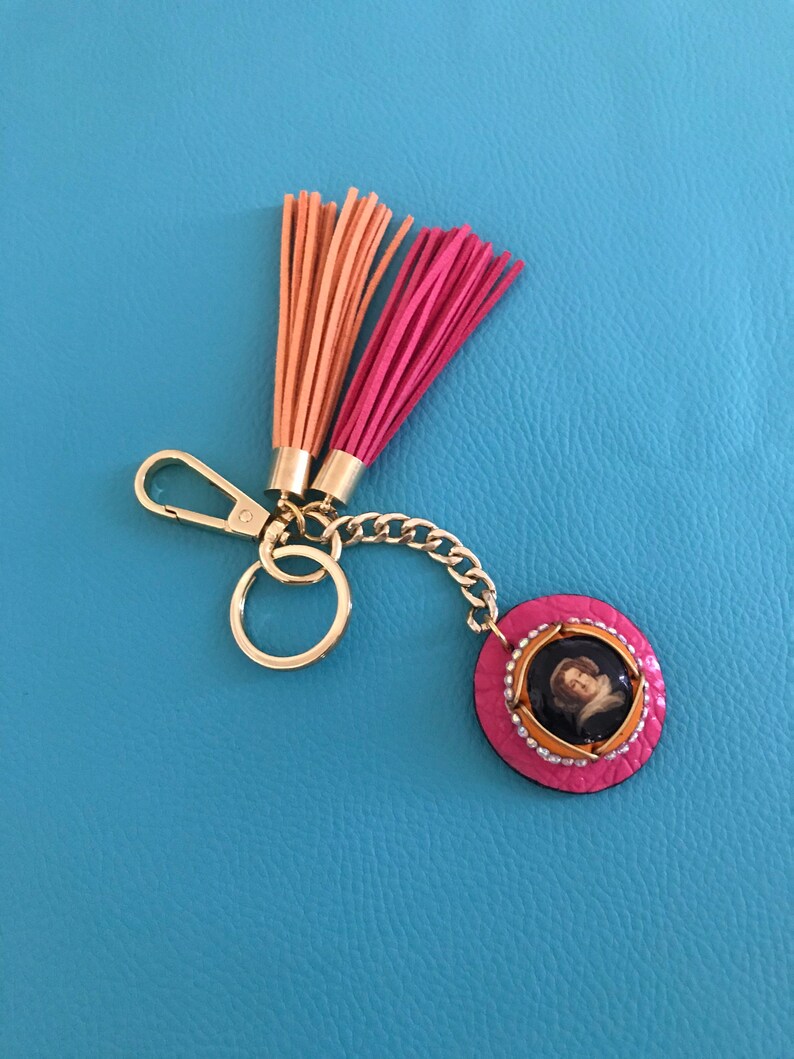 Hirondel Porte Clef M\u00e9daillon avec capsule de champagne Veuve Clicquot