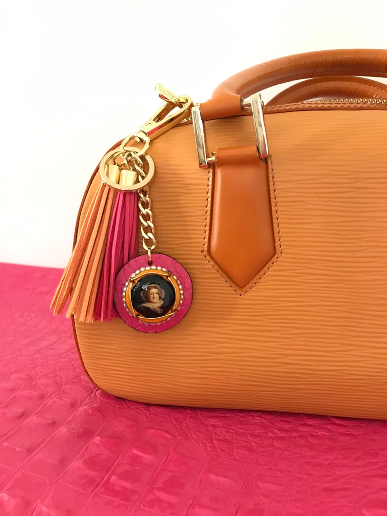 Hirondel Porte Clef M\u00e9daillon avec capsule de champagne Veuve Clicquot