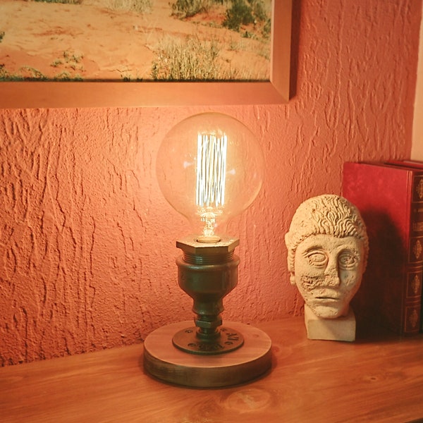 lampe à poser originale sur socle bois