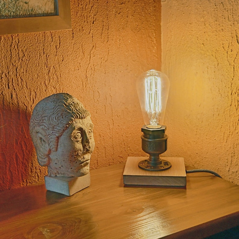 lampe à poser originale douille industrielle et socle chêne image 1