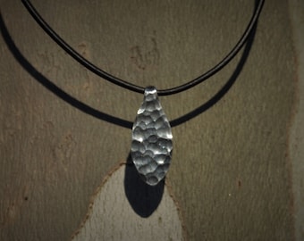 colgante rústico de plata martillada, plata ennegrecida, joyería de plata martillada, cordón de cuero, crudo, plata oscura, hecho a mano, celta