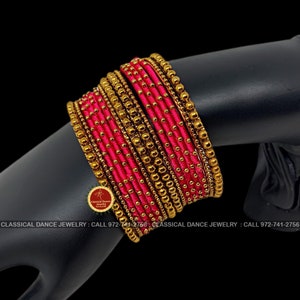 Set di gioielli con 16 bracciali in metallo con borchie in filo d&#39;oro rosa magenta scuro / Bharatnatyam Kuchipudi per matrimoni, compleanni / gioielli per danza classica