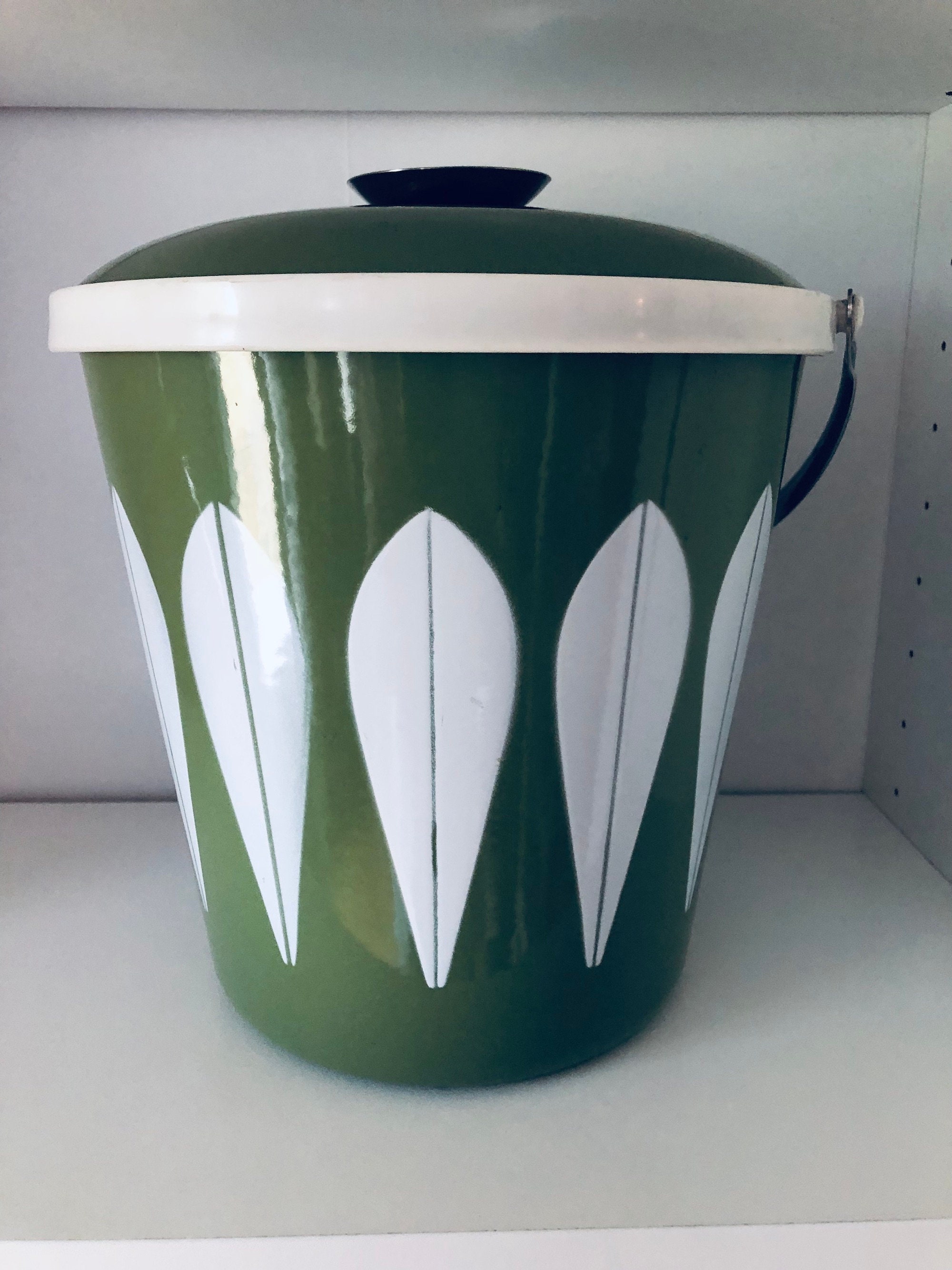Cathrineholm Avocado Green Lotus Design Enamelware Ice Bucket