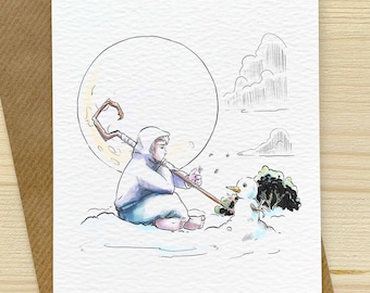 Puede incluir: Una ilustración de acuarela de una persona con un abrigo blanco con capucha construyendo un muñeco de nieve. La persona sostiene un palo y mira al muñeco de nieve. El fondo es un paisaje nevado con luna llena.