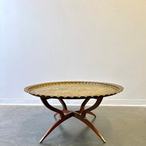 Mid Century Modern Spider Leg Table With brass Top immagine 1