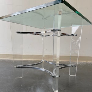 Vintage Lucite & chrome with beveled glass top end table in the style of Charles Hollis Jones afbeelding 2