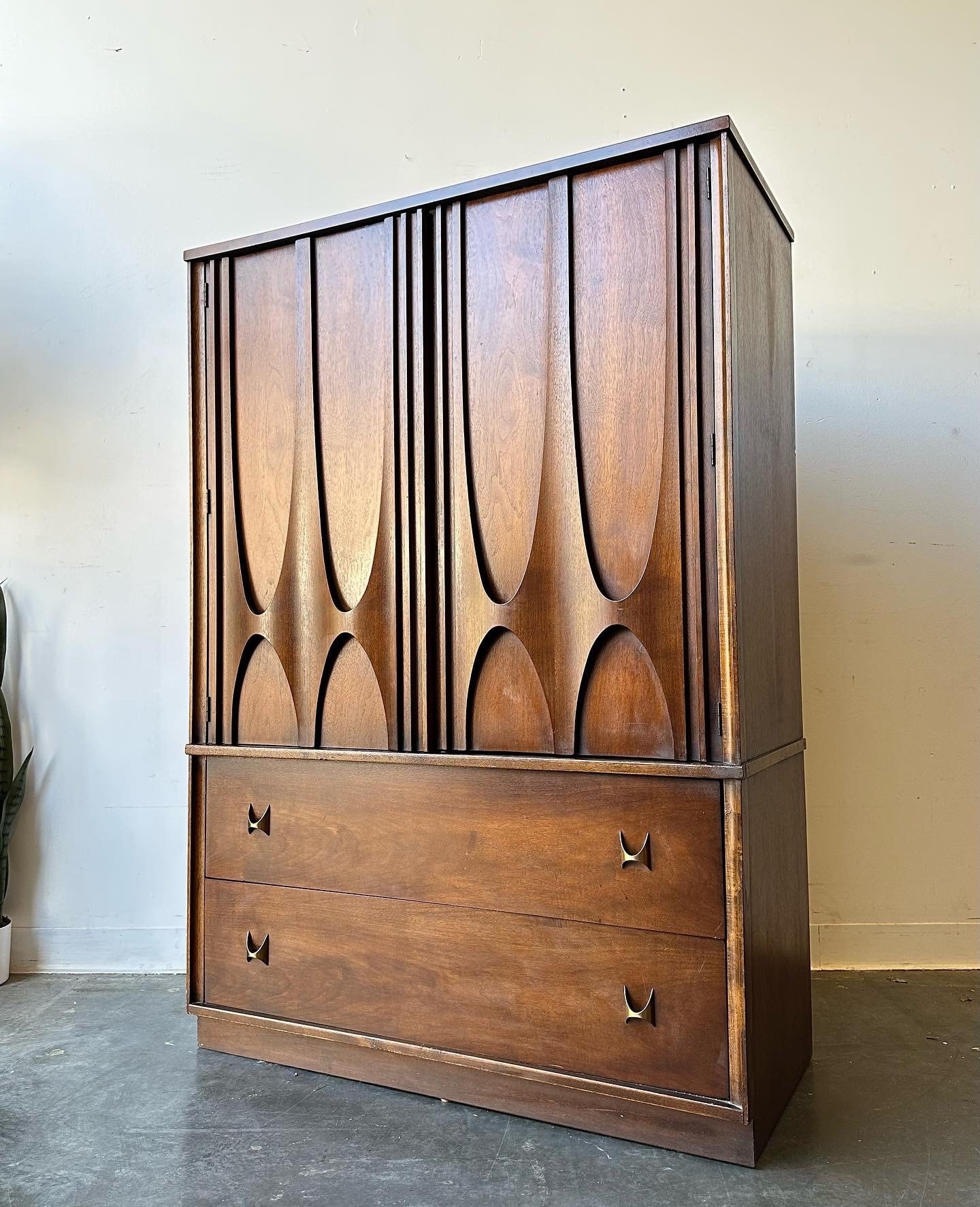 Broyhill gentleman's chest deals