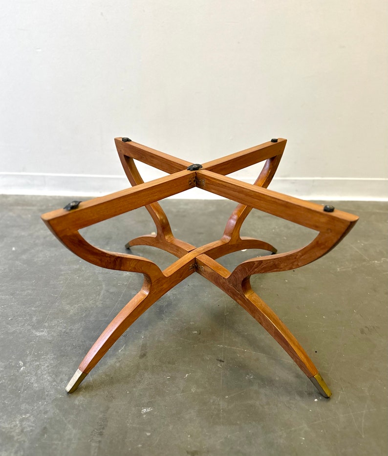 Mid Century Modern Spider Leg Table With brass Top immagine 4