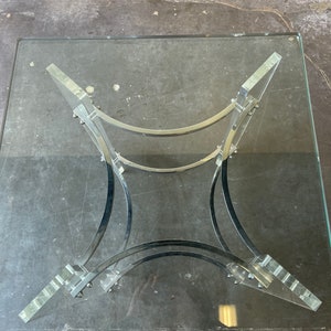 Vintage Lucite & chrome with beveled glass top end table in the style of Charles Hollis Jones afbeelding 3