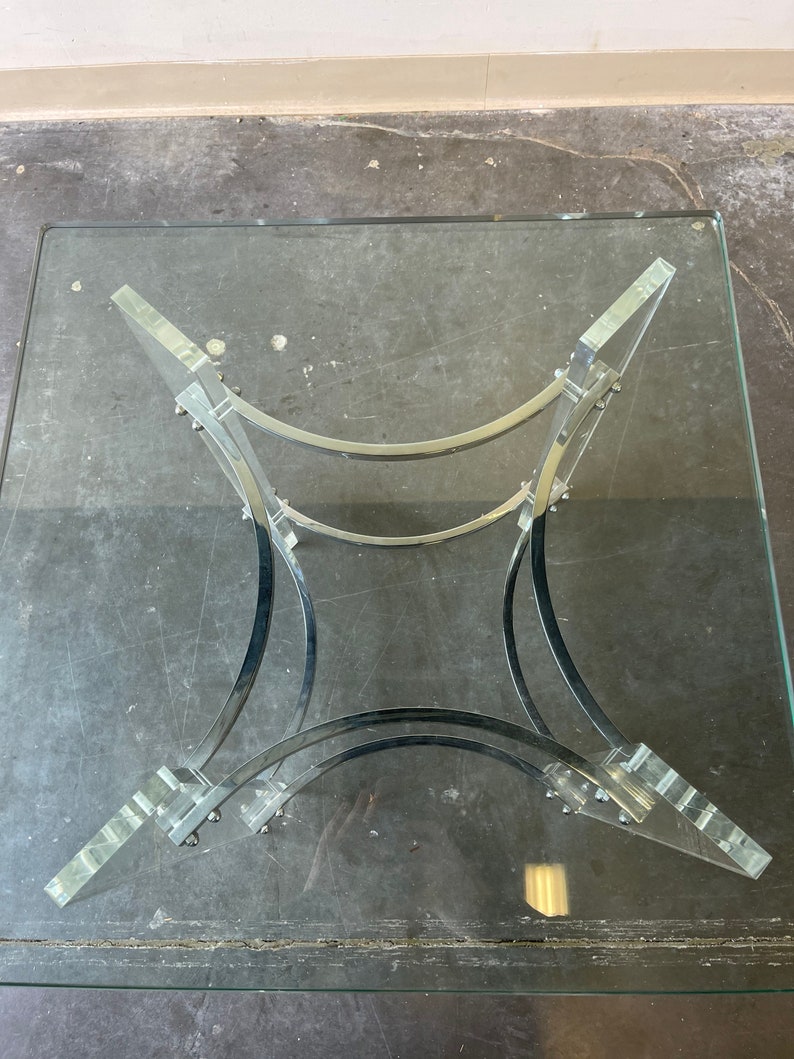 Vintage Lucite & chrome with beveled glass top end table in the style of Charles Hollis Jones afbeelding 3