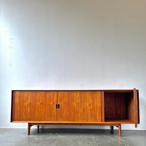 Mid Century Danish Fully restored OS 28 teak sideboard by Arne Vodder, for Sibast Møbler, Denmark. image 4